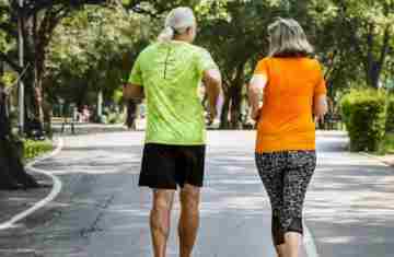 Modo como você vira ao andar pode revelar risco de Parkinson, aponta estudo